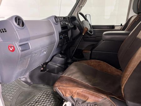 2022-Toyota-Land-Cruiser-78-42-D-Station-Wagon_7