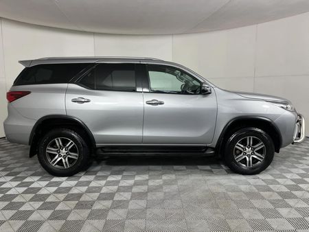 2019-Toyota-Fortuner-24-GD-6-Raised-Body-Auto_16