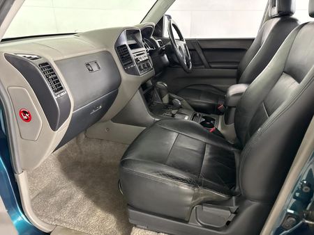 2001-Mitsubishi-Pajero-3500i-Auto-5-dr_7