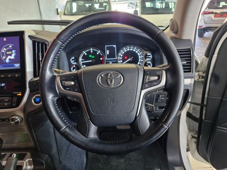 2018-Toyota-Land-Cruiser-200-45-D-V8-VX-R-Auto_17