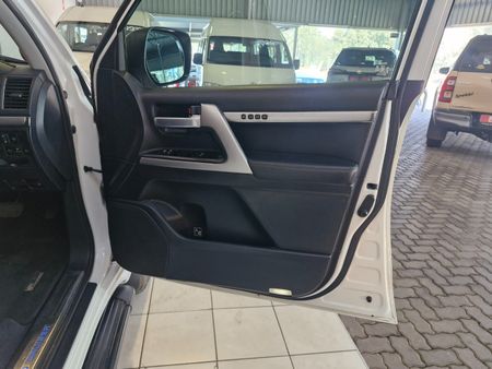 2018-Toyota-Land-Cruiser-200-45-D-V8-VX-R-Auto_21