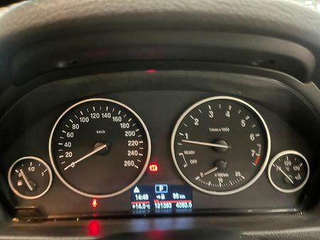 2015-BMW-3-Series-320i-Luxury-Auto_10