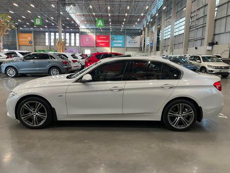2015-BMW-3-Series-320i-Luxury-Auto_5