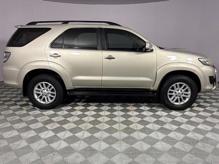 2013-Toyota-Fortuner-25-D-4D-Raised-Body_16