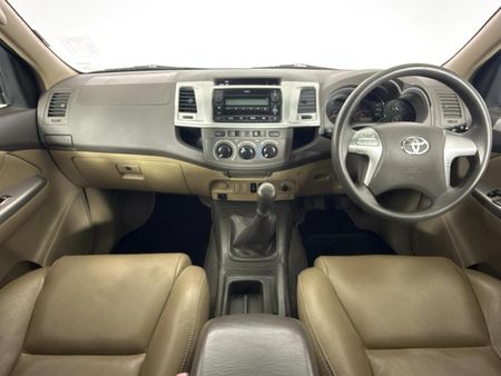 2013-Toyota-Fortuner-25-D-4D-Raised-Body_1