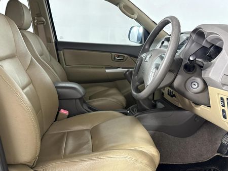 2013-Toyota-Fortuner-25-D-4D-Raised-Body_8