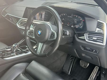 2020-BMW-X5-M50i_8