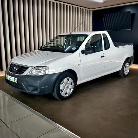 2017-Nissan-NP200-16_0