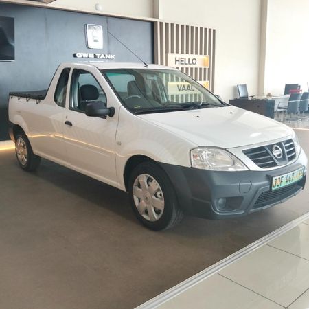 2017-Nissan-NP200-16_9