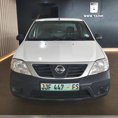 2017-Nissan-NP200-16_1