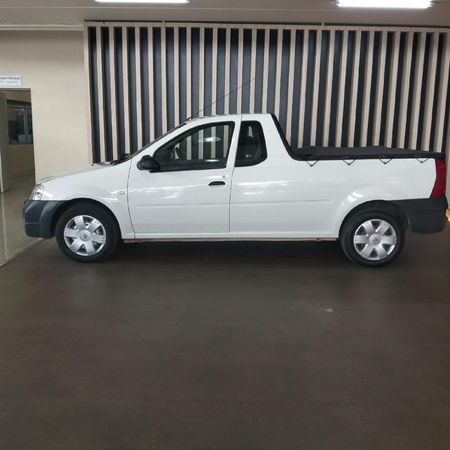 2017-Nissan-NP200-16_2