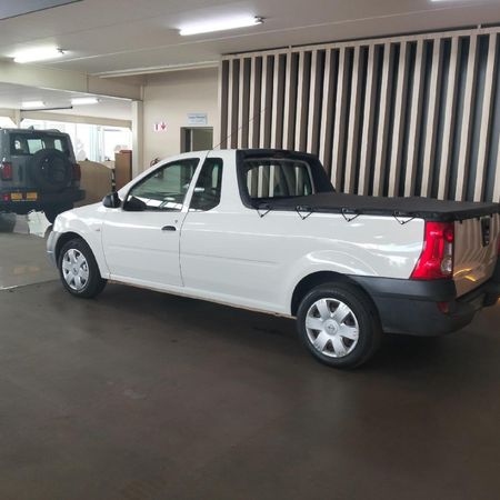 2017-Nissan-NP200-16_3