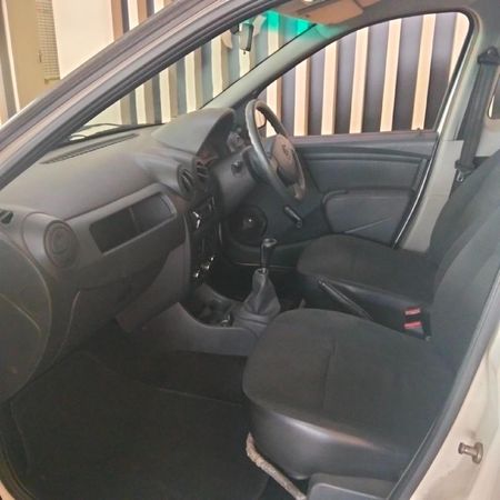 2017-Nissan-NP200-16_5