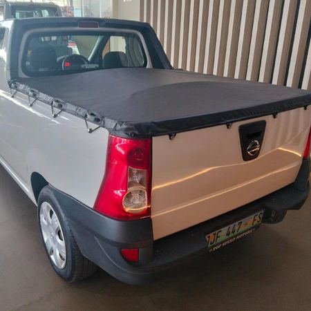2017-Nissan-NP200-16_8