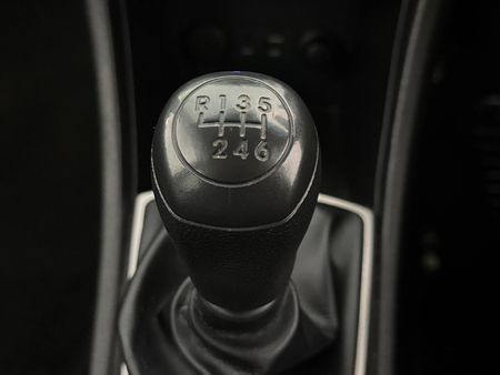 2016-Hyundai-Accent-16-Fluid-5-dr_9