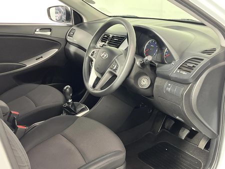 2016-Hyundai-Accent-16-Fluid-5-dr_8