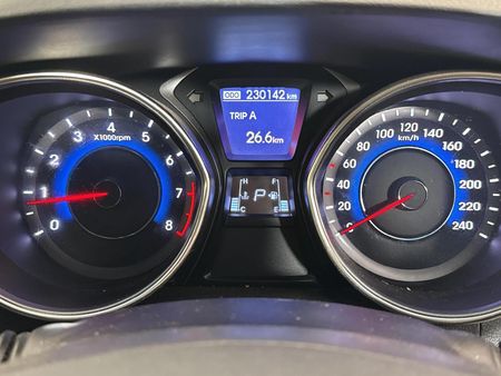 2011-Hyundai-Elantra-18-GLS-Executive-Auto_2