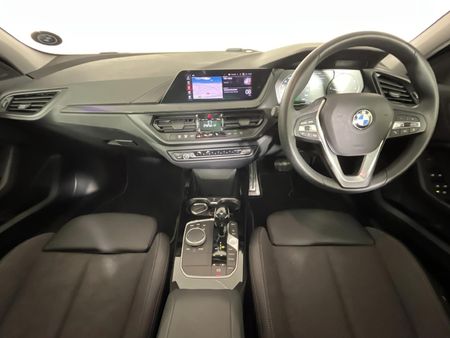 2021-BMW-1-Series-118i_1