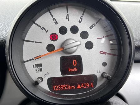 2013-MINI-Hatch-One-16_9