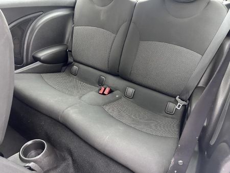 2013-MINI-Hatch-One-16_10