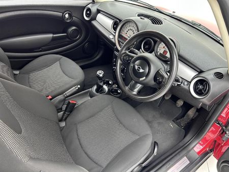 2013-MINI-Hatch-One-16_12