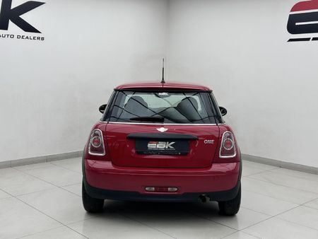 2013-MINI-Hatch-One-16_4