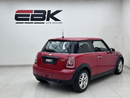 2013-MINI-Hatch-One-16_5
