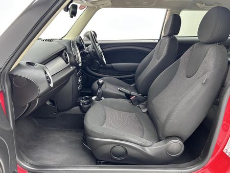 2013-MINI-Hatch-One-16_6