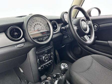 2013-MINI-Hatch-One-16_7