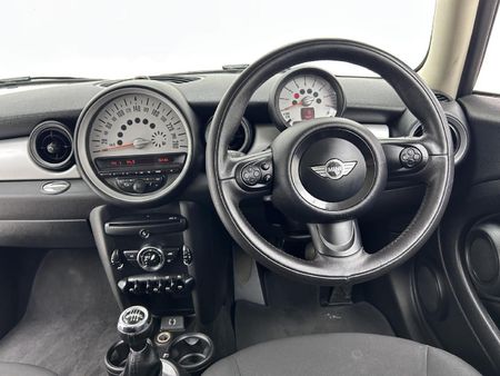2013-MINI-Hatch-One-16_8