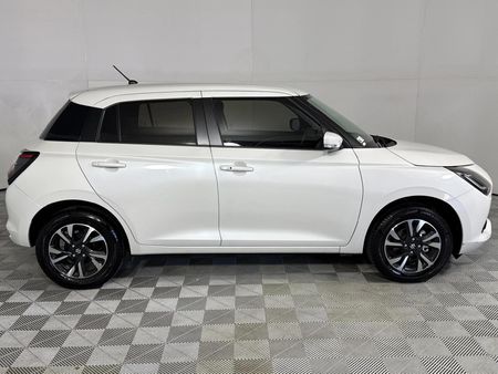 2025-Suzuki-Swift-12-GLX_16