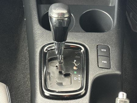 2022-Toyota-Hilux-28-GD-6-Raised-Body-Legend-4x4-Auto-Extended-Cab_9