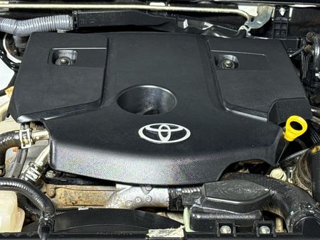 2022-Toyota-Hilux-28-GD-6-Raised-Body-Legend-4x4-Auto-Extended-Cab_13