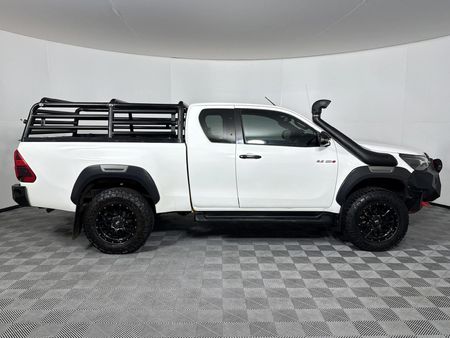 2022-Toyota-Hilux-28-GD-6-Raised-Body-Legend-4x4-Auto-Extended-Cab_16
