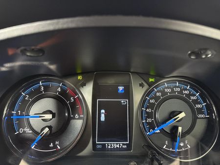 2022-Toyota-Hilux-28-GD-6-Raised-Body-Legend-4x4-Auto-Extended-Cab_2