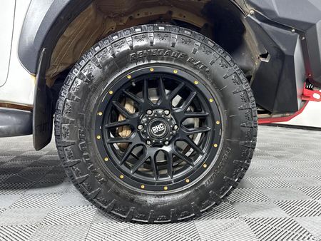 2022-Toyota-Hilux-28-GD-6-Raised-Body-Legend-4x4-Auto-Extended-Cab_4