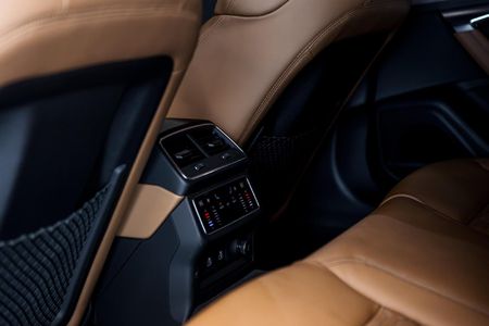 2022-Audi-RS6-quattro-Avant_16