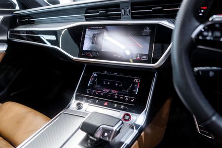 2022-Audi-RS6-quattro-Avant_24