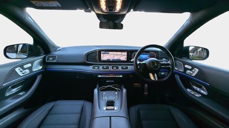2026-Mercedes-Benz-GLS-450d-4Matic_11