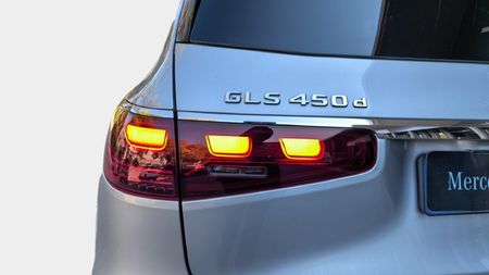 2026-Mercedes-Benz-GLS-450d-4Matic_18