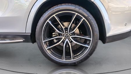 2026-Mercedes-Benz-GLS-450d-4Matic_4