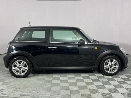 2014-MINI-Hatch-One-16_10