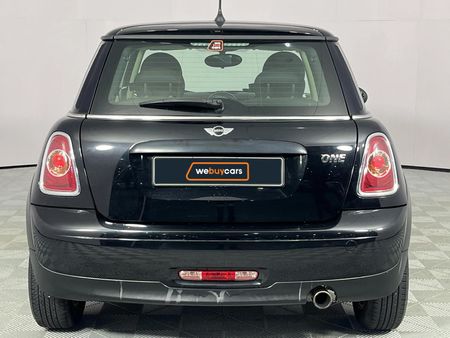 2014-MINI-Hatch-One-16_11