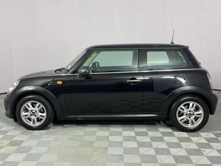 2014-MINI-Hatch-One-16_12