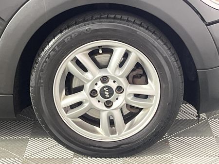 2014-MINI-Hatch-One-16_2