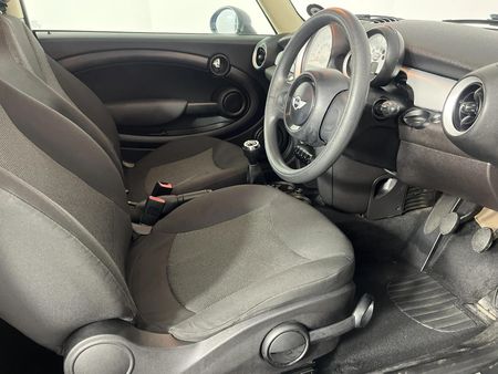 2014-MINI-Hatch-One-16_4