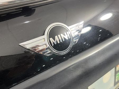 2014-MINI-Hatch-One-16_5