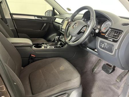 2011-Volkswagen-Touareg-30-V6-TDI-Auto-Bluemotion_9