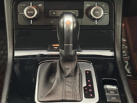 2011-Volkswagen-Touareg-30-V6-TDI-Auto-Bluemotion_10