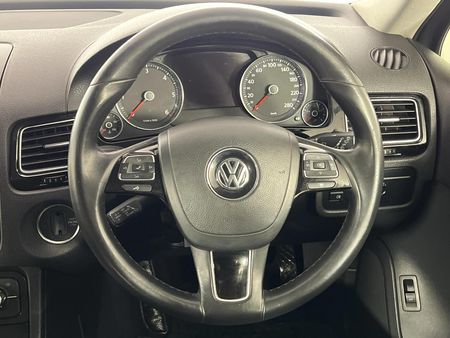 2011-Volkswagen-Touareg-30-V6-TDI-Auto-Bluemotion_11
